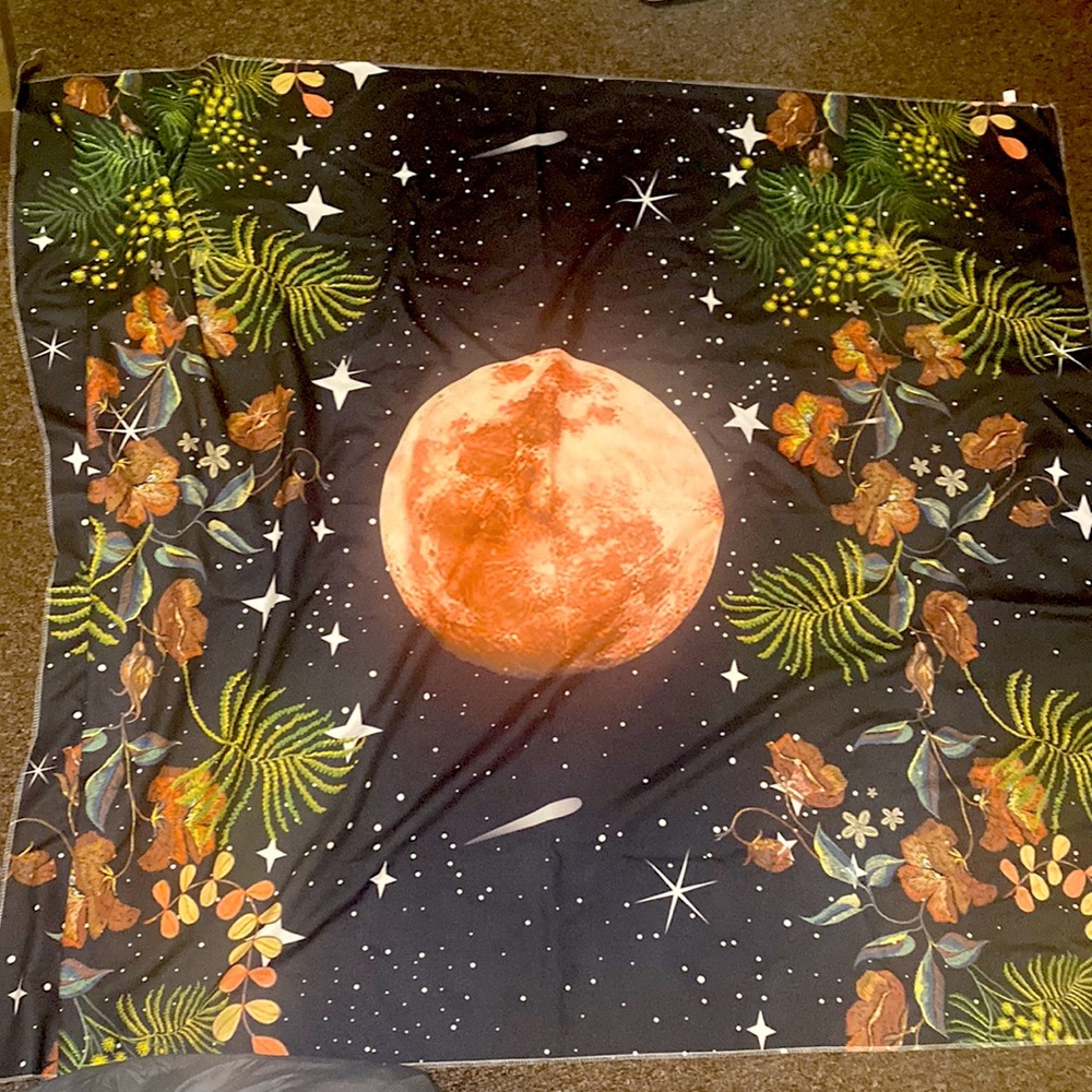 Moon, and flower print tapestry. Measurements: Length: 51.2 in Widnth: 59.1 in